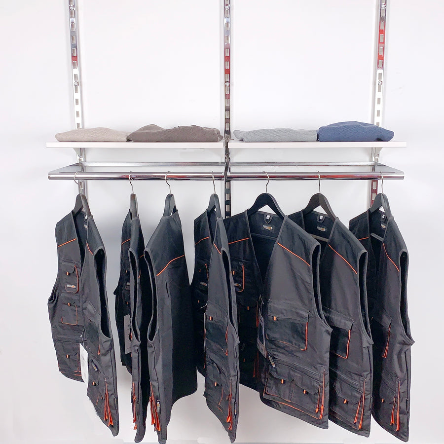 Kleiderstange im industriellen Stil, offener Kleiderschrank aus Rohren, Wandmontage
